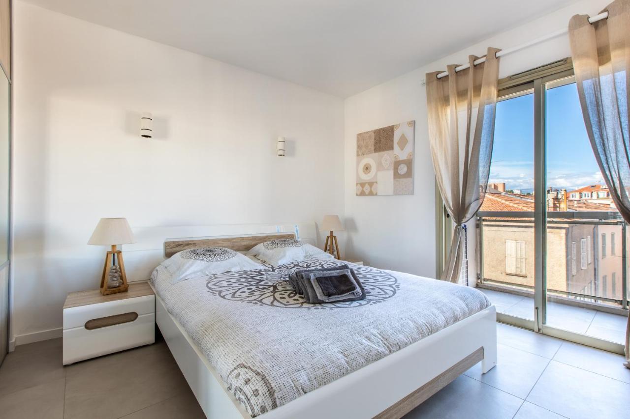 Lb Vacation Rentals I Admire Panoramic Ocean Views Through Walls Of Windows Кан Екстериор снимка