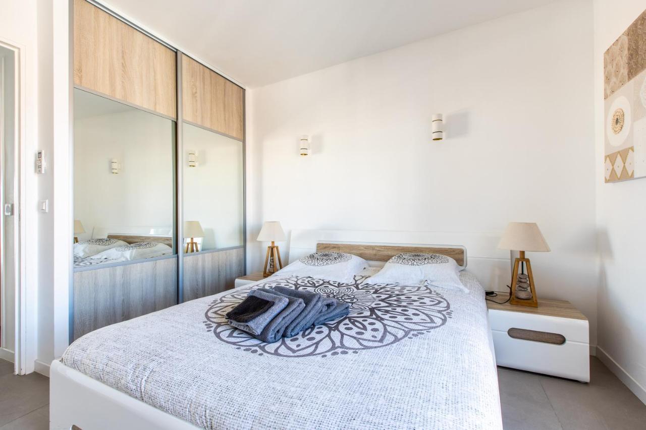Lb Vacation Rentals I Admire Panoramic Ocean Views Through Walls Of Windows Кан Екстериор снимка