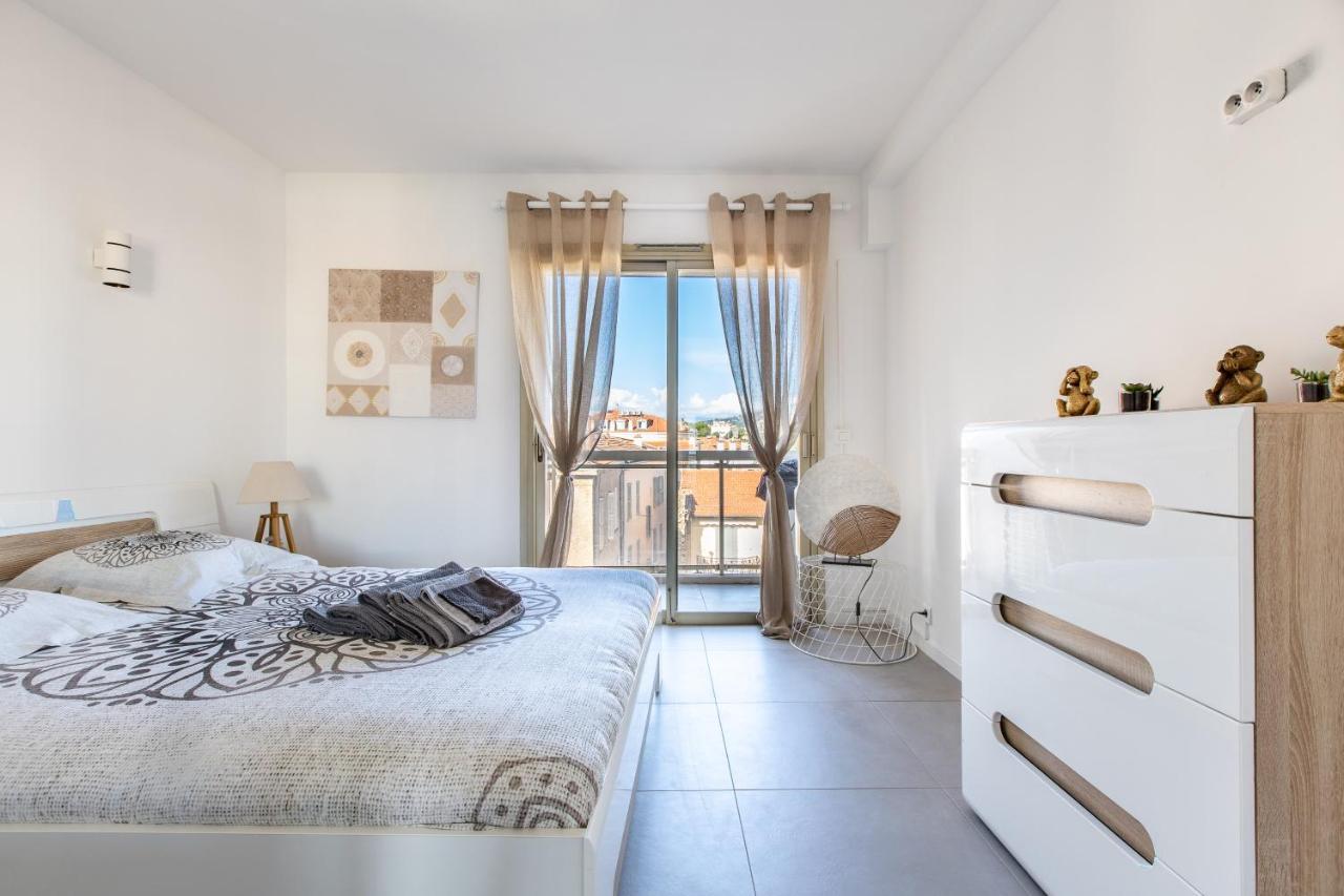 Lb Vacation Rentals I Admire Panoramic Ocean Views Through Walls Of Windows Кан Екстериор снимка