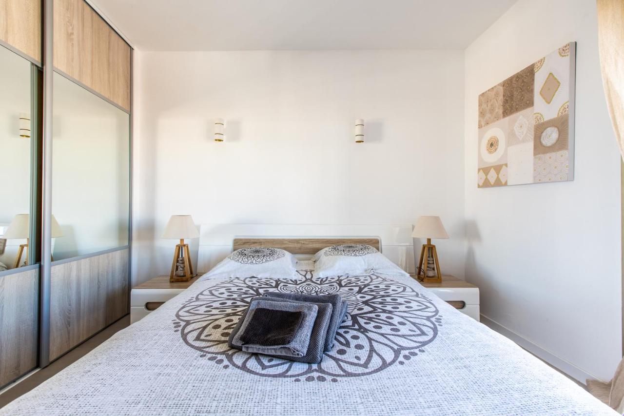 Lb Vacation Rentals I Admire Panoramic Ocean Views Through Walls Of Windows Кан Екстериор снимка