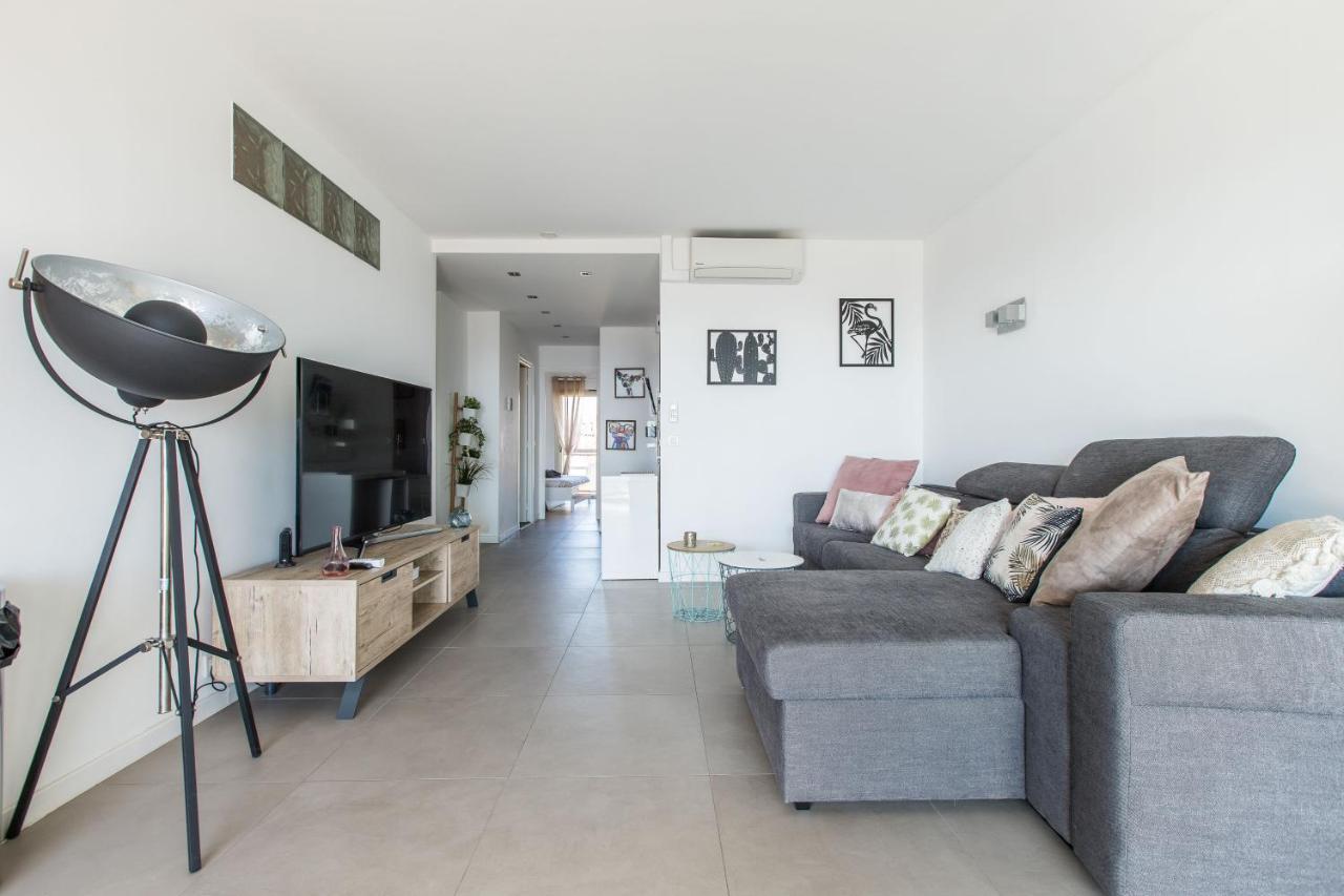 Lb Vacation Rentals I Admire Panoramic Ocean Views Through Walls Of Windows Кан Екстериор снимка