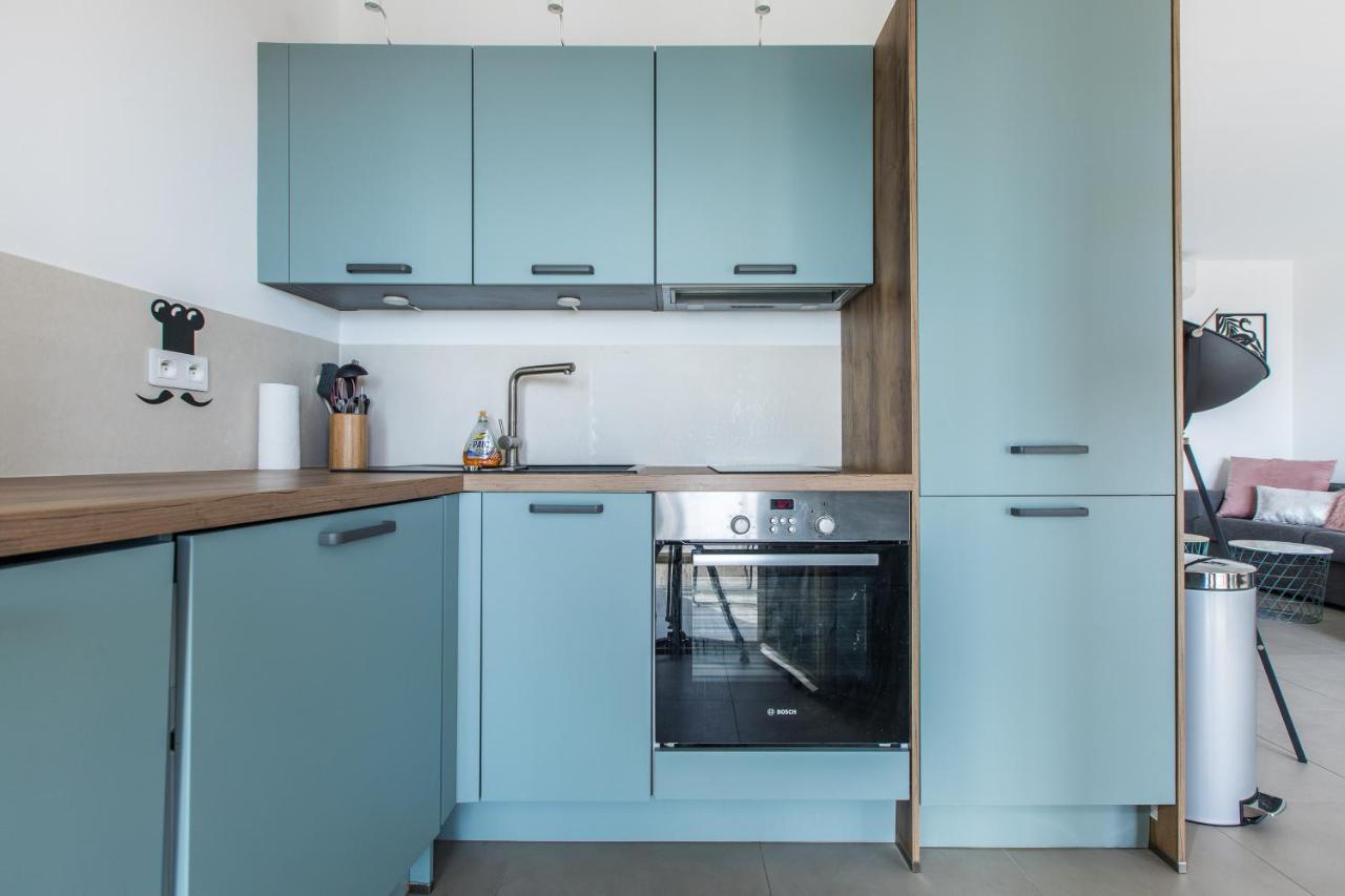 Lb Vacation Rentals I Admire Panoramic Ocean Views Through Walls Of Windows Кан Екстериор снимка