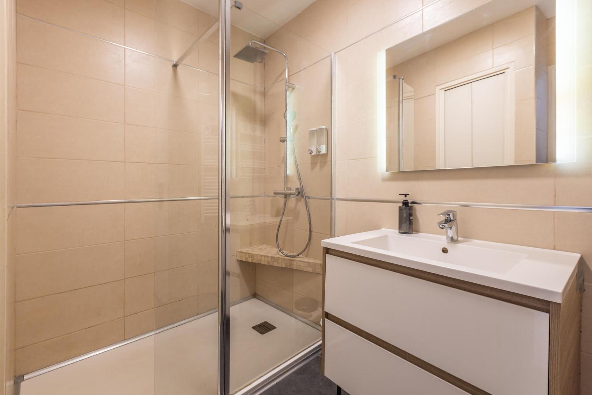 Lb Vacation Rentals I Admire Panoramic Ocean Views Through Walls Of Windows Кан Екстериор снимка